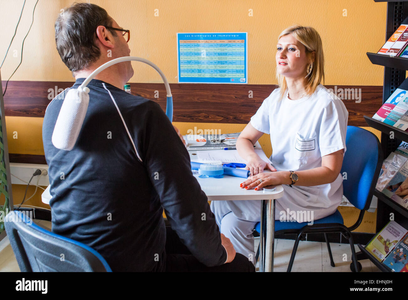 La valutazione funzionale e la consulenza sugli ausili tecnici effettuati da un terapista occupazionale con un paziente con dolore articolare, ospedale di Limoges, Francia. Foto Stock