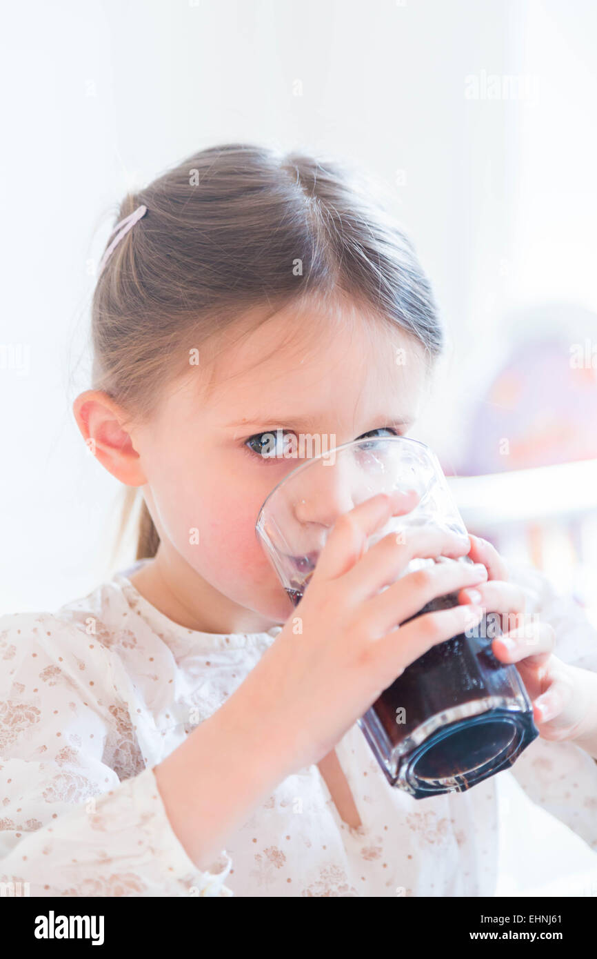 5 anno-vecchia ragazza di bere una bibita analcolica. Foto Stock