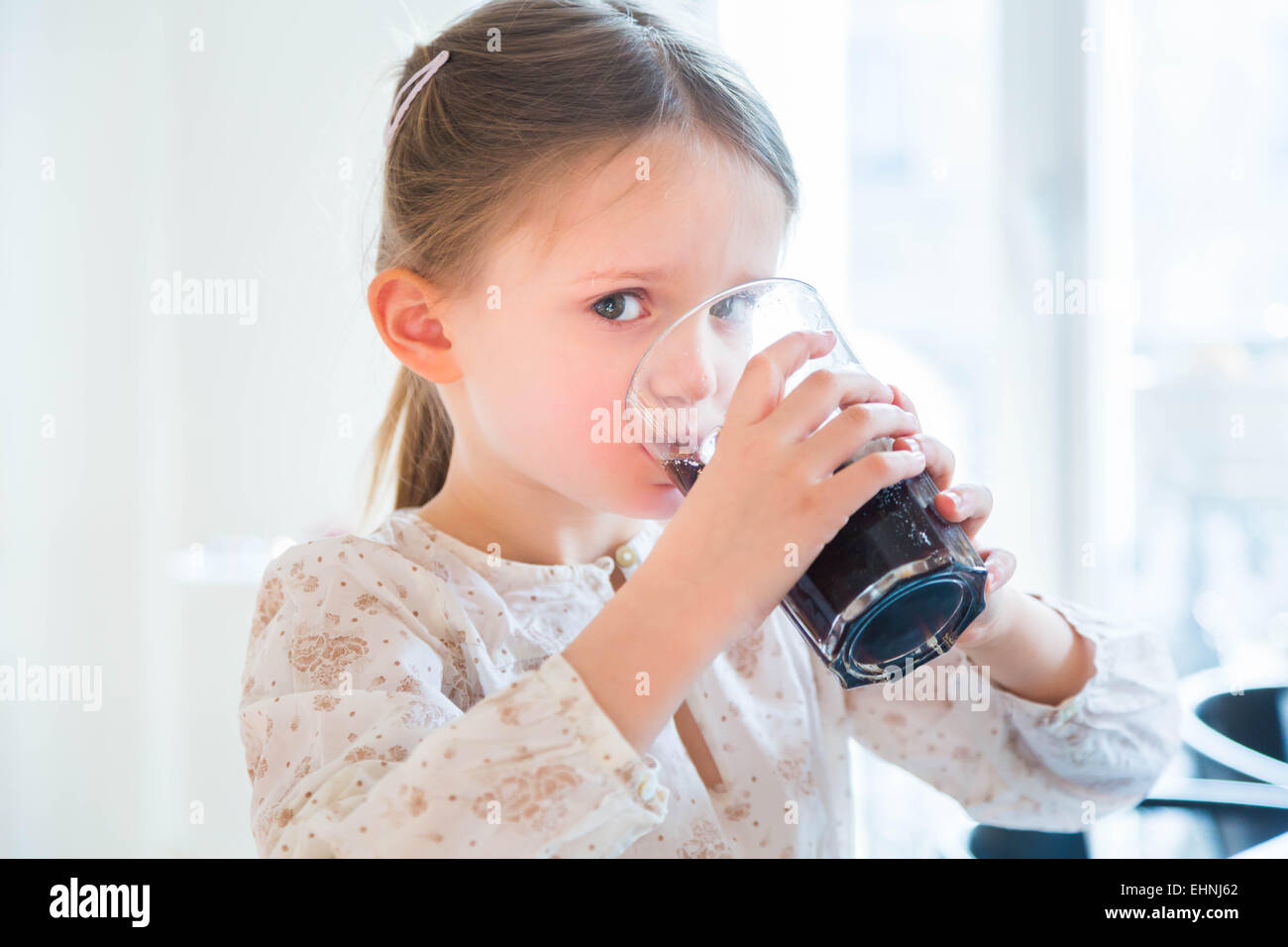5 anno-vecchia ragazza di bere una bibita analcolica. Foto Stock