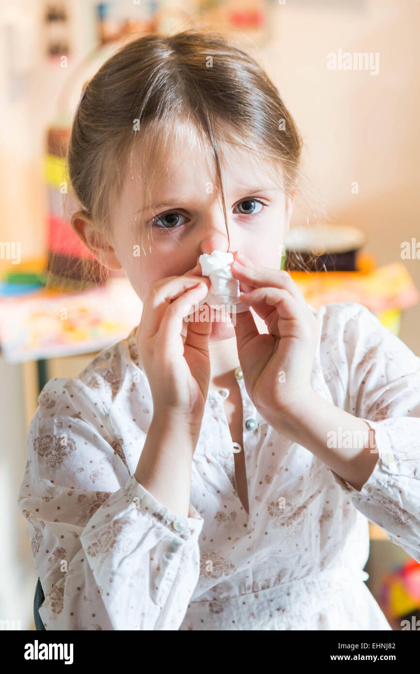 5 anno-vecchia ragazza soffia il naso. Foto Stock