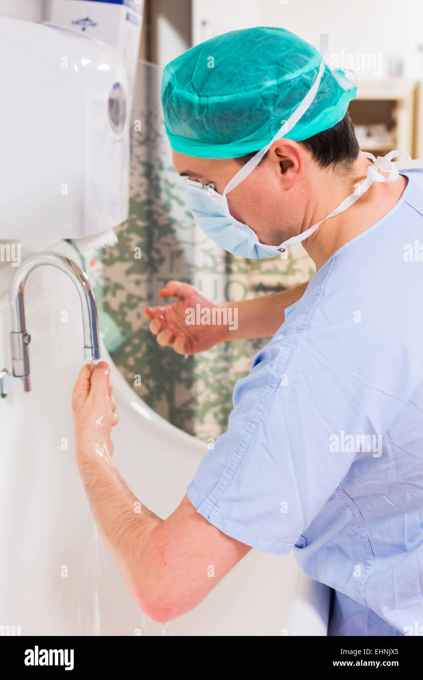 Chirurgo lavaggio delle mani, ospedale di Bordeaux, Francia. Foto Stock