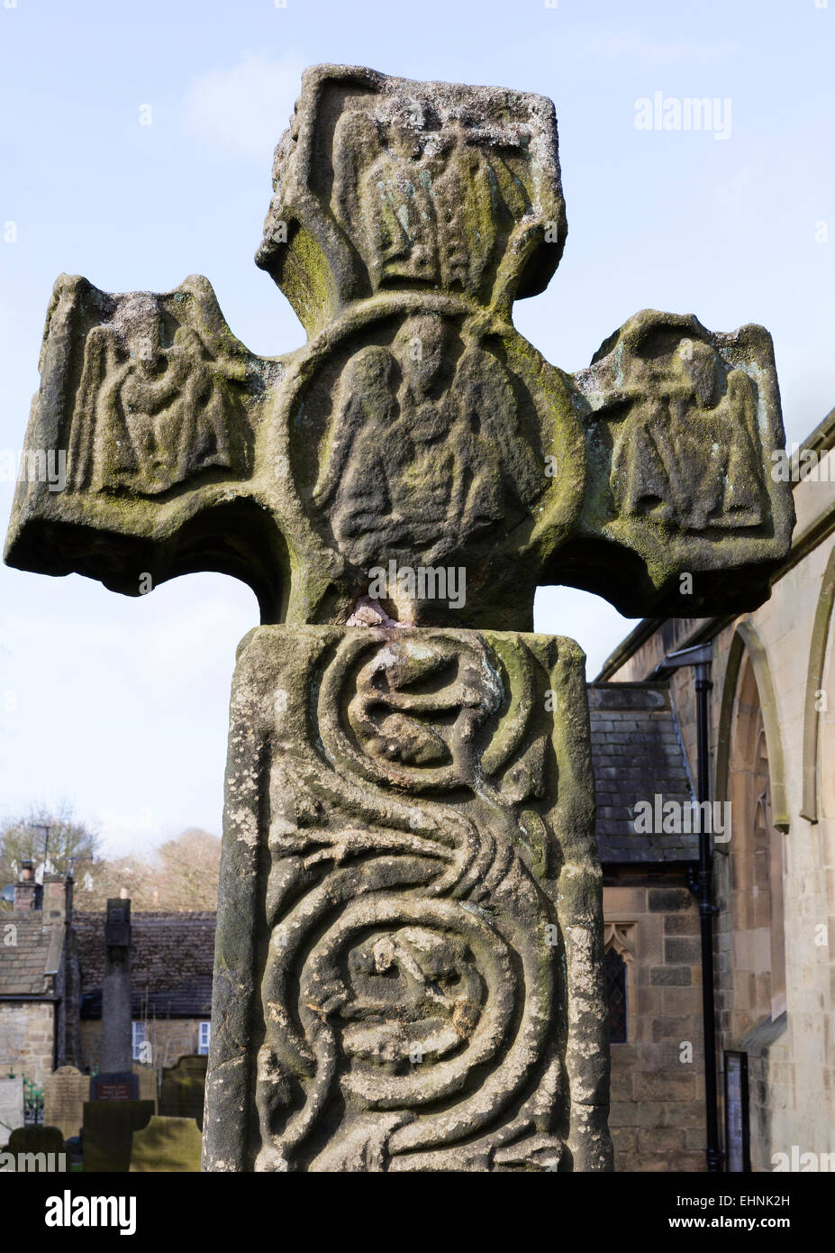 L'VIII secolo Anglo Sassone o croce celtica in St Lawrence il sagrato a Eyam nel Derbyshire Peak District Foto Stock