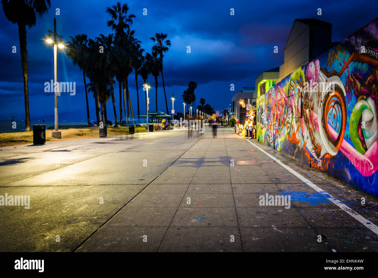 Graffiti lungo la spiaggia di Venice Boardwalk di notte, in Venice Beach, Los Angeles, California. Foto Stock