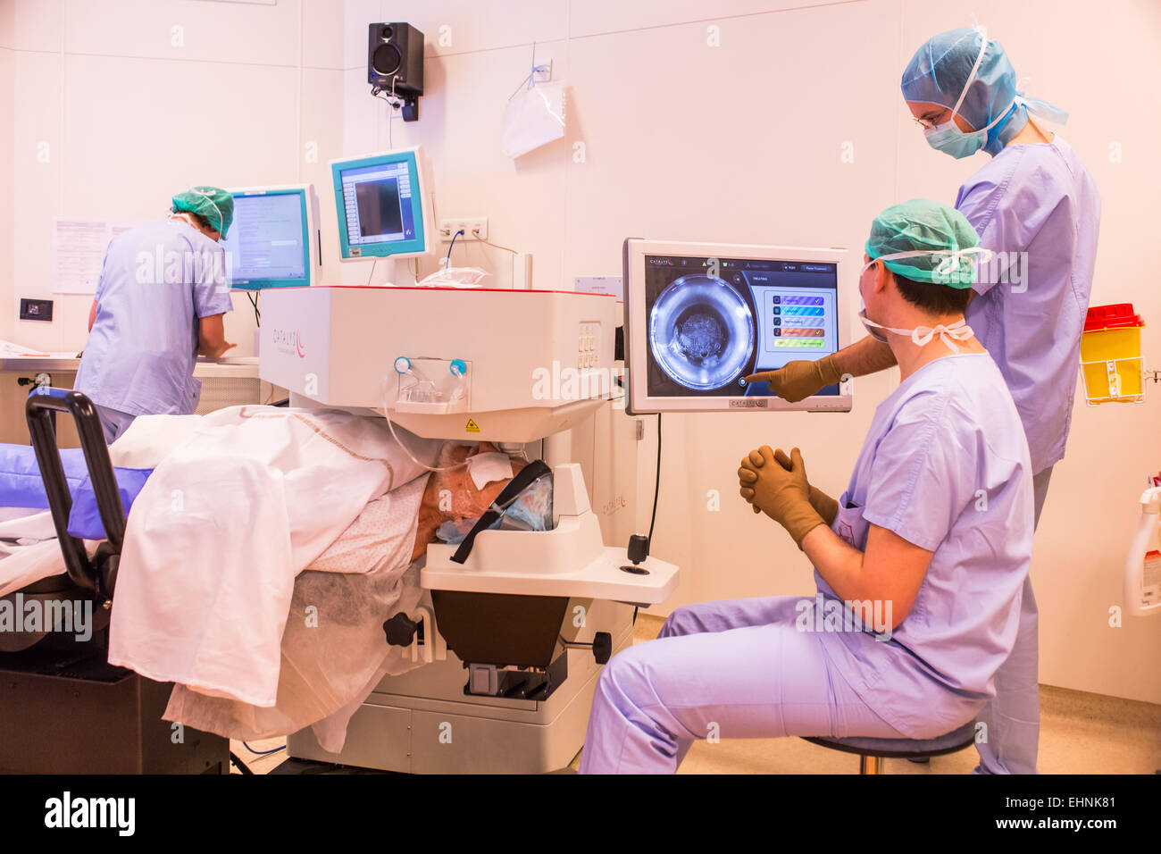 Chirurgia della cataratta femtosecond laser. Dipartimento di Oftalmologia dell ospedale di Bordeaux, Francia. Foto Stock