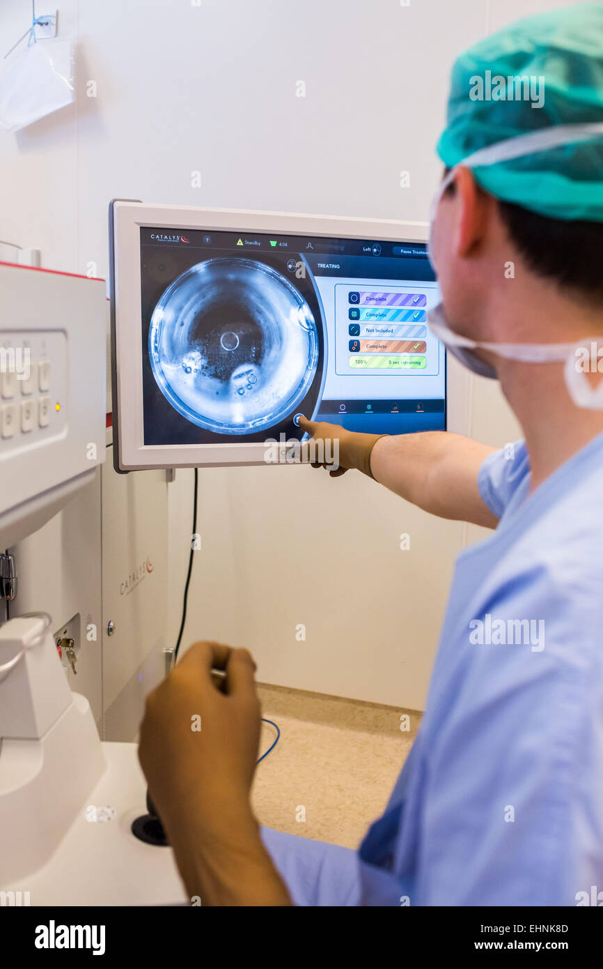 Chirurgia della cataratta femtosecond laser. Dipartimento di Oftalmologia dell ospedale di Bordeaux, Francia. Foto Stock