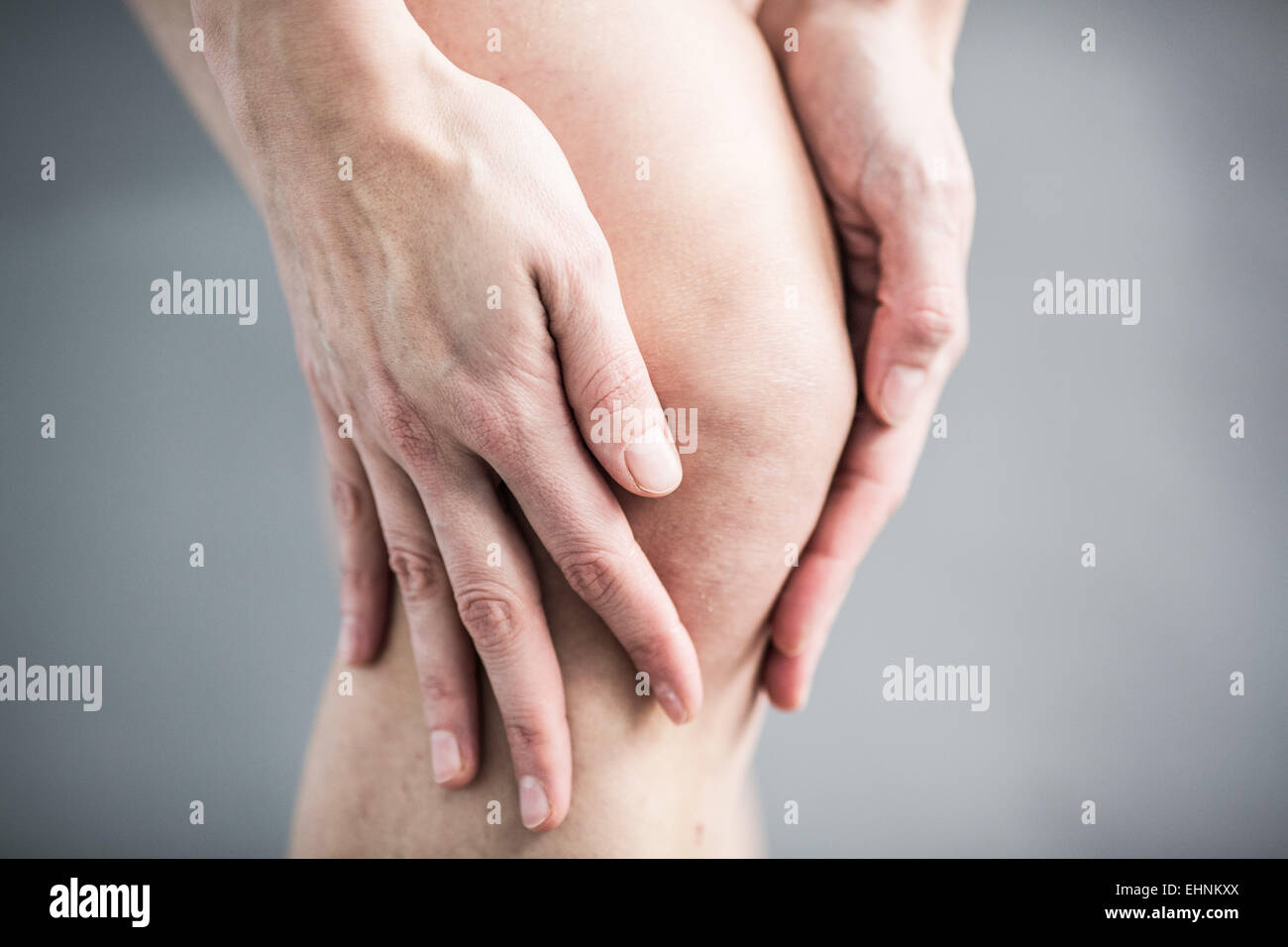 La donna il dolore al ginocchio. Foto Stock