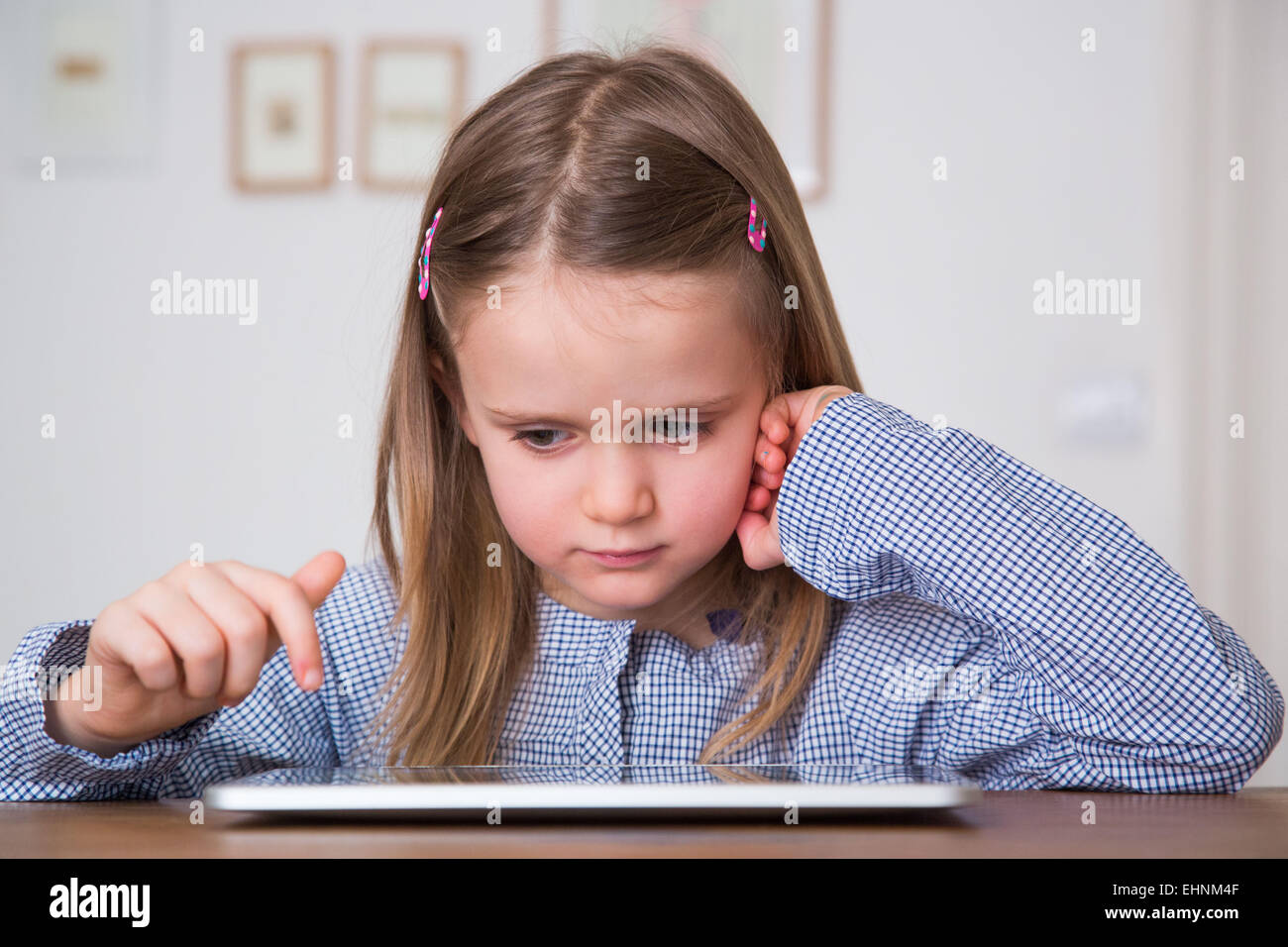 5 anno-vecchia ragazza utilizzando computer tablet. Foto Stock