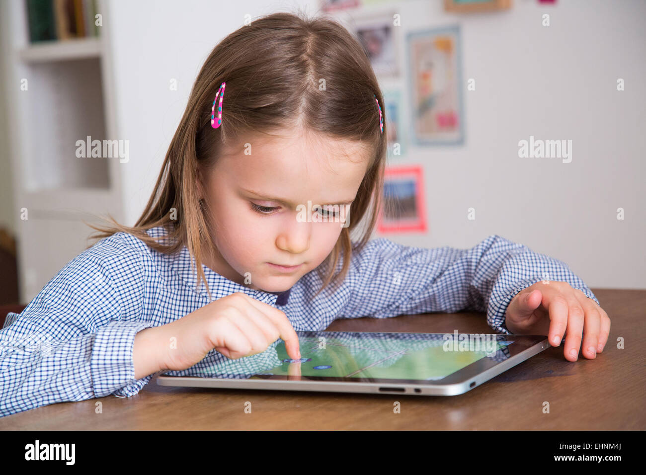 5 anno-vecchia ragazza utilizzando computer tablet. Foto Stock