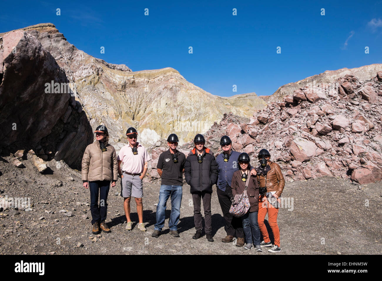 I visitatori di Isola Bianca vulcano con James Buttle, uno della famiglia proprietaria dell'isola quinto da destra, al largo della costa della Nuova Ze Foto Stock
