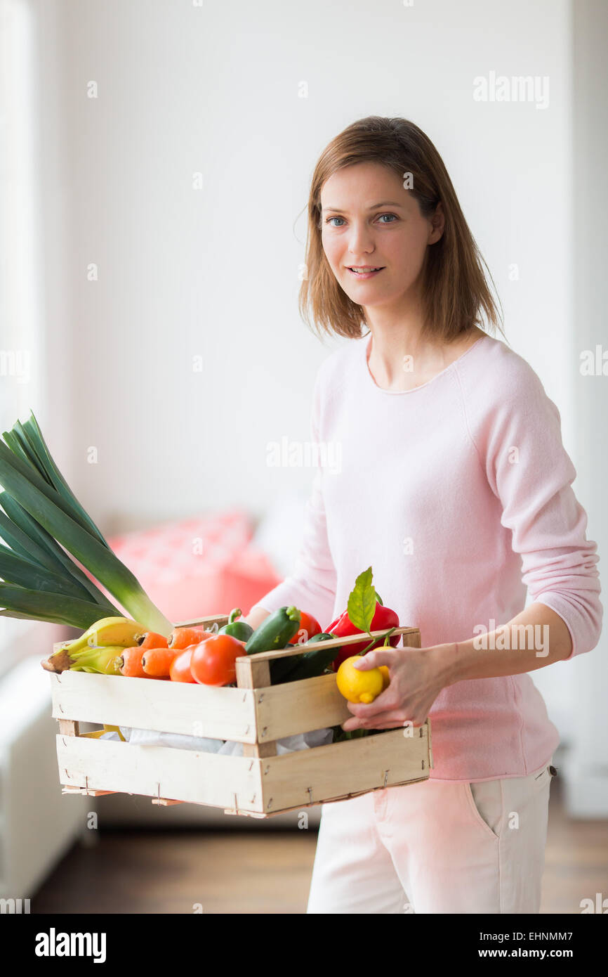 Donna con cesto di verdure. Foto Stock
