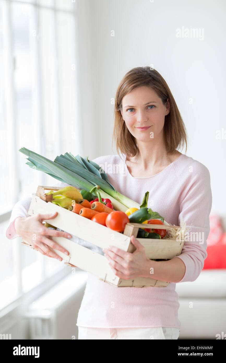 Donna con cesto di verdure. Foto Stock