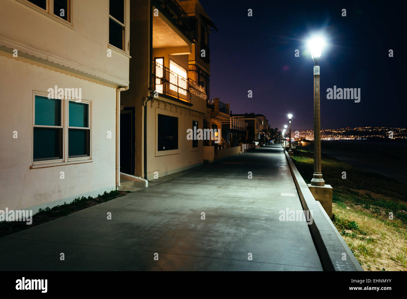 Case lungo il filamento di notte a Manhattan Beach in California. Foto Stock