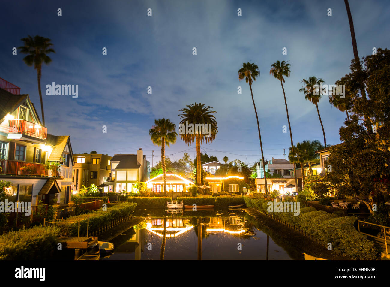 Case lungo i canali di Venezia di notte, in Venice Beach, Los Angeles, California. Foto Stock