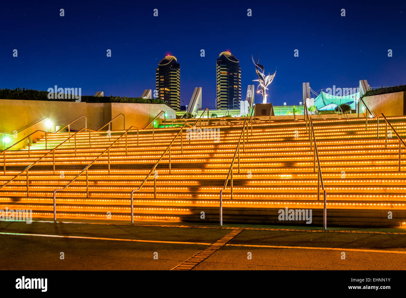 Grande Scala presso il Centro Congressi di notte, a San Diego, California. Foto Stock