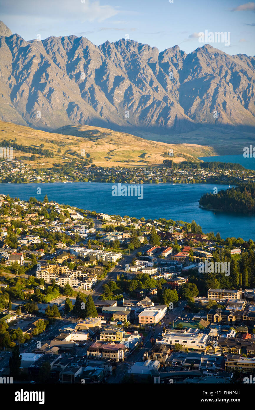 Una vista di Queenstown e il Lago Wakatipu sull'Isola Sud della Nuova Zelanda Foto Stock