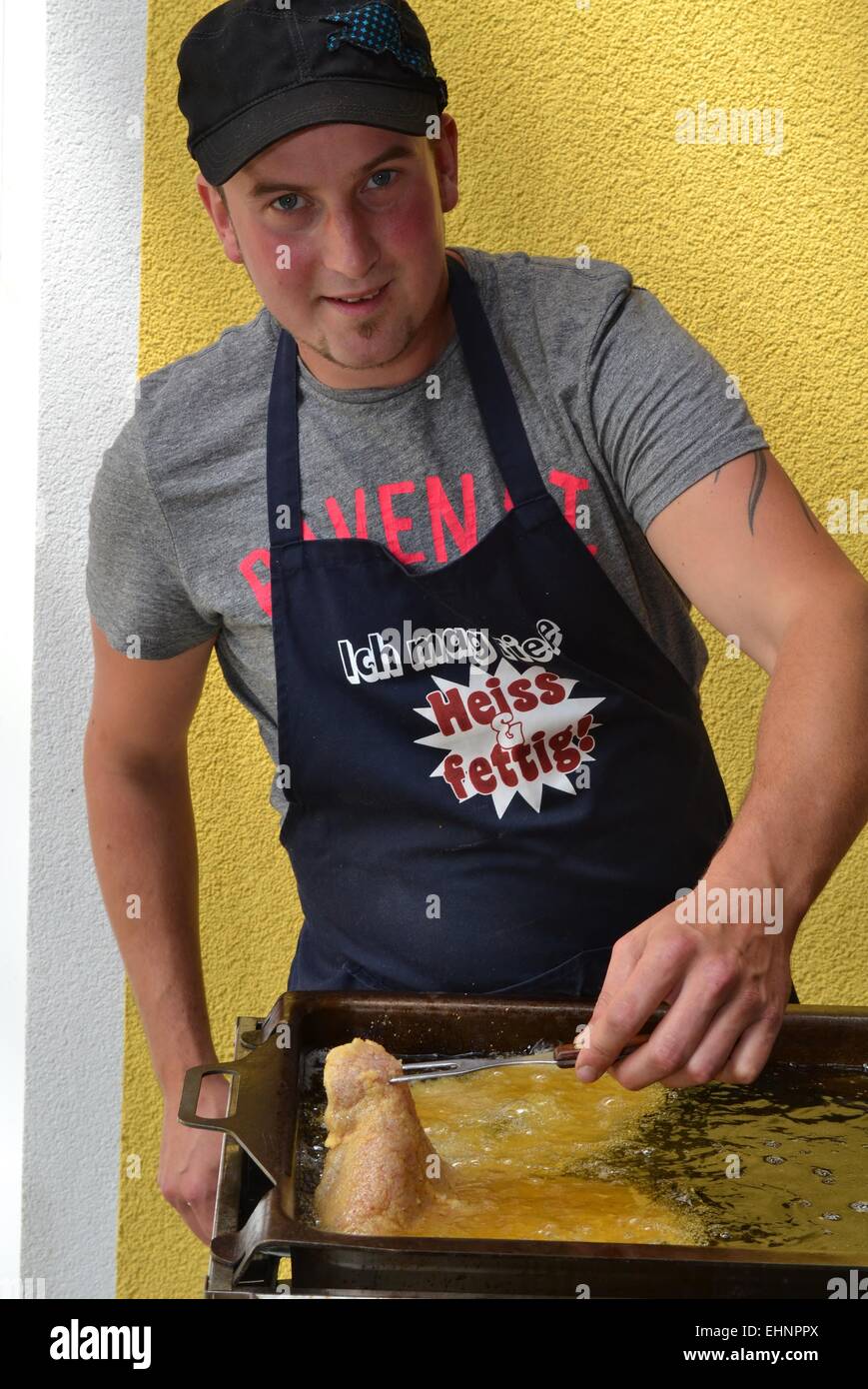 Il giovane chef cuoce chips Foto Stock