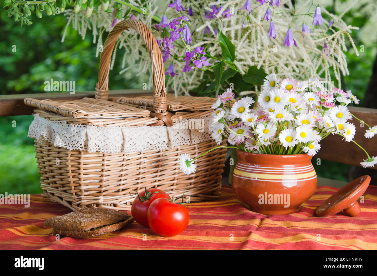 Estate Ancora vita con fiori e cibo Foto Stock