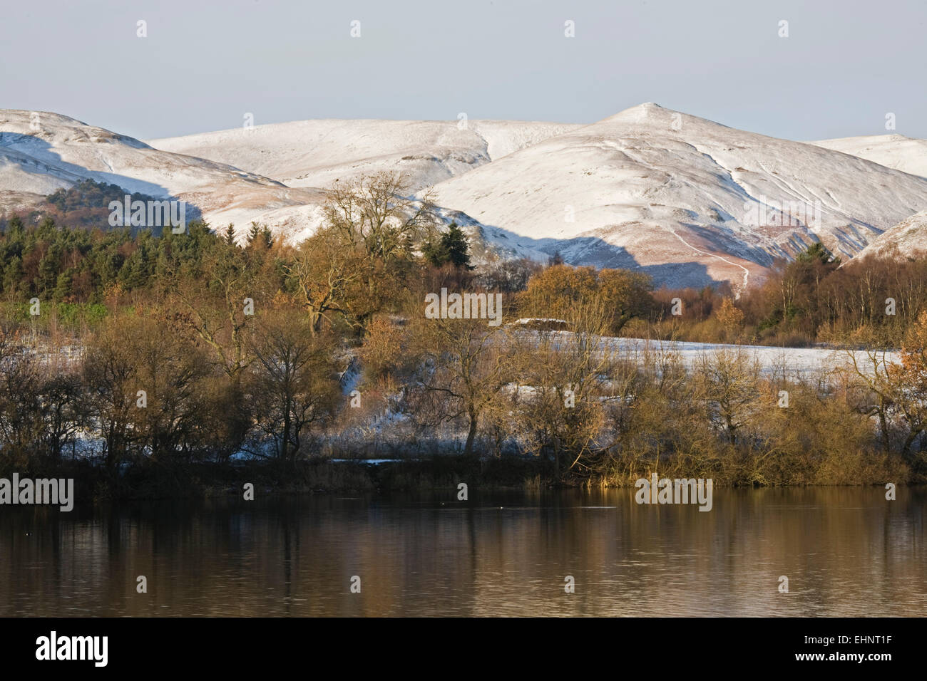 Gartmorn diga in inverno con Snow capped Ochil Hills, vicino Alloa, Clackmannanshire, Scozia Foto Stock