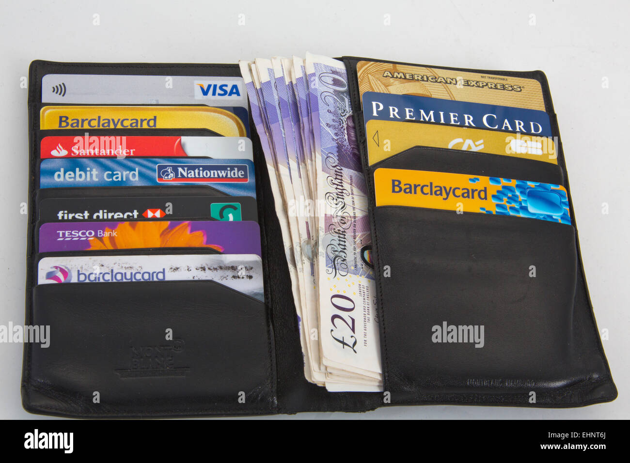 Custodia nera con assortimento di carte di credito Visa e American express 151142 carte di credito Foto Stock