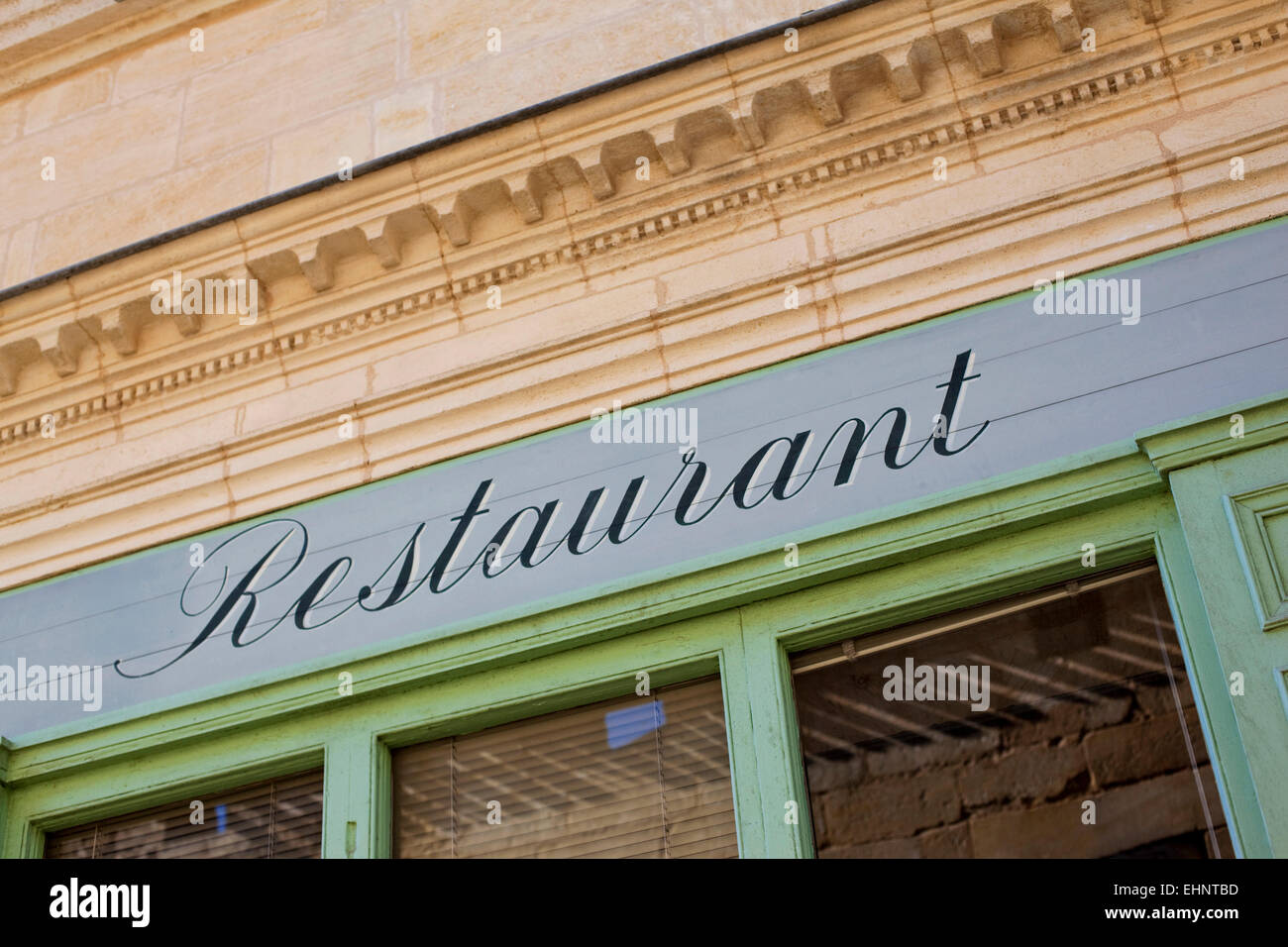 Facciata di un vecchio ristorante francese in un villaggio Foto Stock