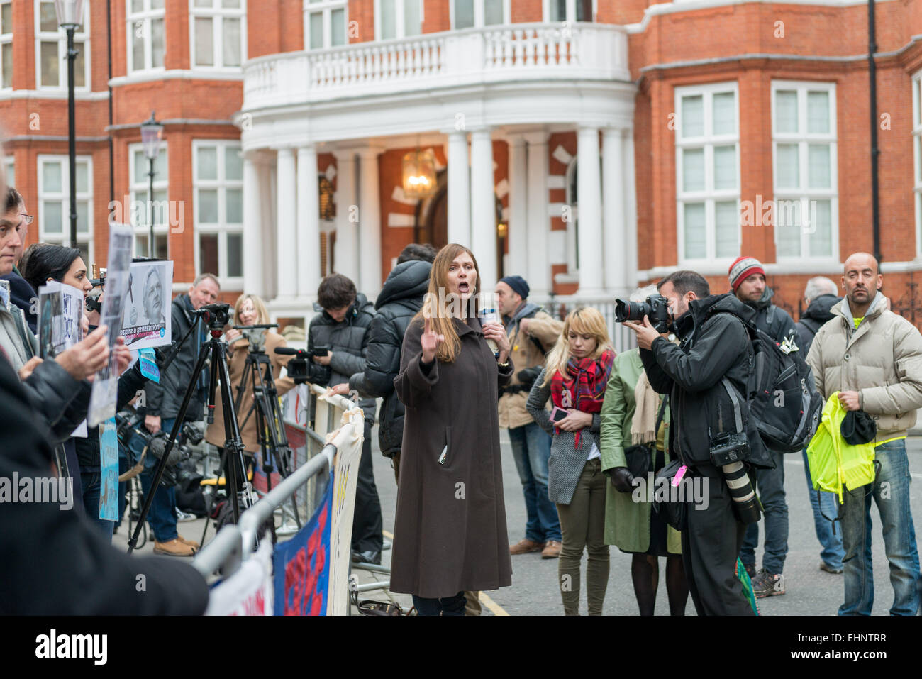 Londra, Regno Unito. 16 marzo, 2015. Gruppo di sostenitori del fondatore di Wikileaks Julian Assange veglia di attesa stasera al di fuori dell ambasciata ecuadoriana a Londra. 16 Mar, 2015. Credito: Velar concedere/ZUMA filo/ZUMAPRESS.com/Alamy Live News Foto Stock