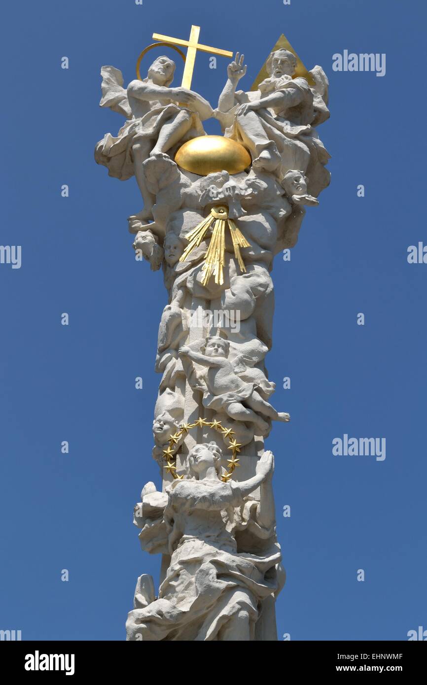 Colonna di religiosi con più simboli Foto Stock