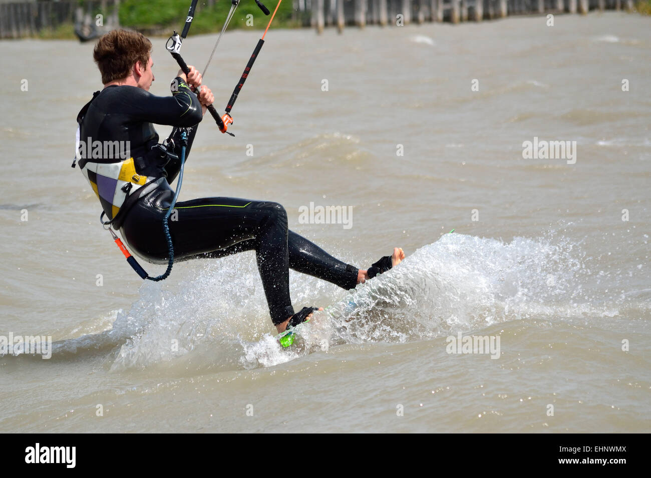 Kite surfers in pieno svolgimento Foto Stock