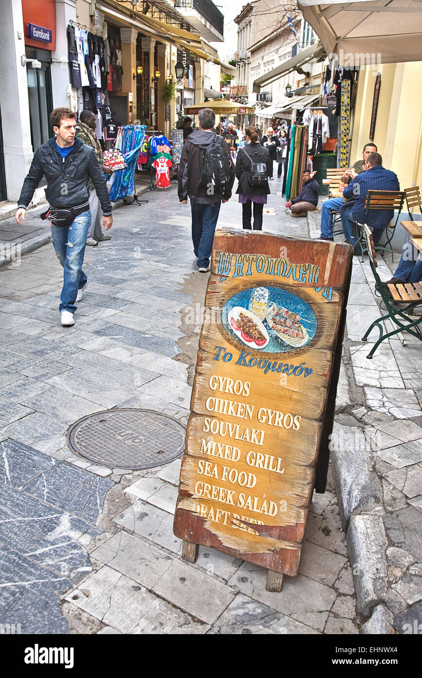 Il quartiere di Plaka di Atene è una popolare area di negozi e ristoranti per turisti con i pittoreschi vicoli e stradine. Foto Stock