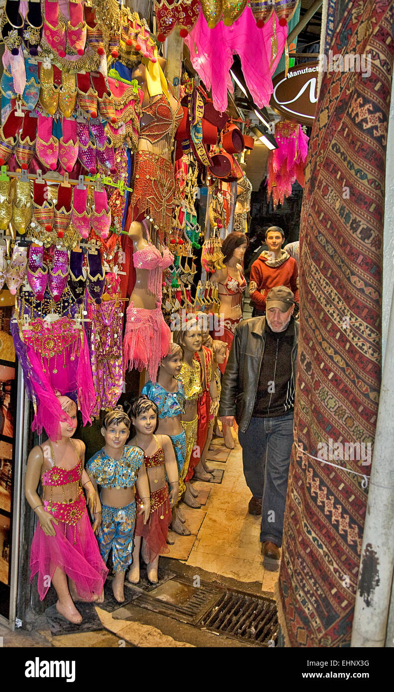 Uno stand pieno di bambole e scarpe al Grand Bazaar di Istanbul. Foto Stock