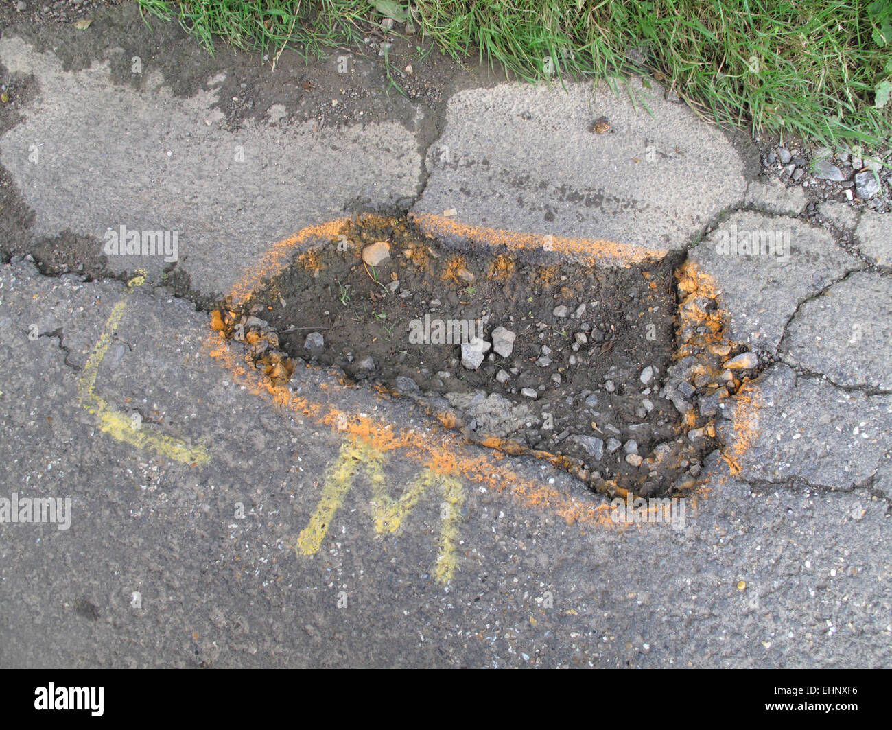 Buche in rottura di asfalto paese strada segnata per mettere in guardia i ciclisti del pericolo, Berkshire, Luglio Foto Stock