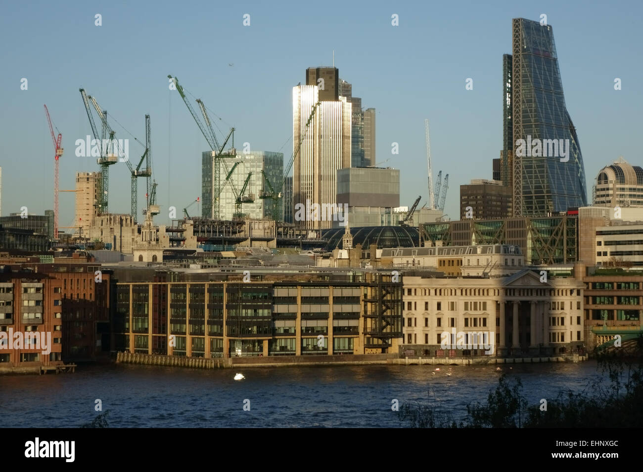 Vista serale di edifici, gru e costruzione sulla sponda nord del Tamigi di fronte a Tate Modern Art Gallery di Londra Foto Stock