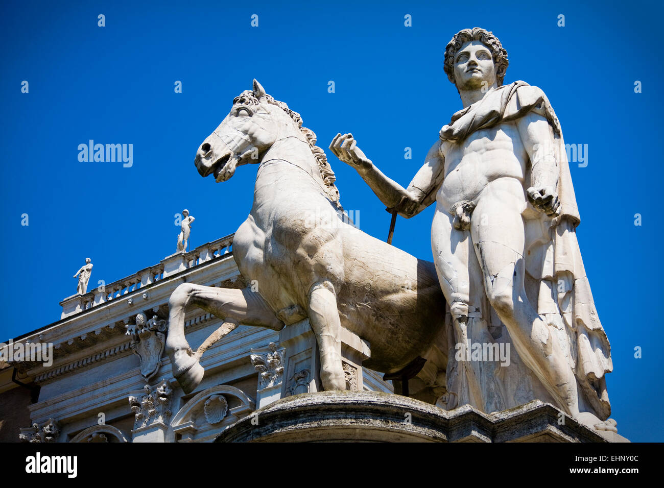 Statua di Castor in piedi accanto al Cordonata sul Campidoglio, Roma, Italia Foto Stock