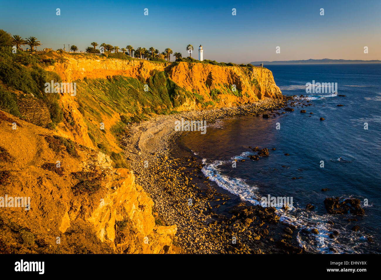 Punto di vista Vicente faro al tramonto, in Rancho Palos Verdes, California. Foto Stock