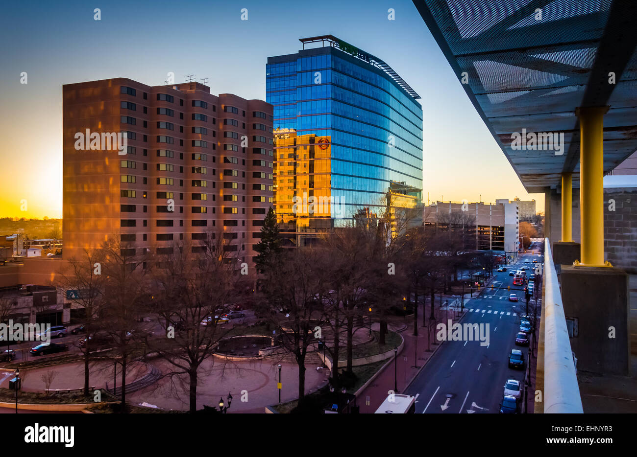 Vista di edifici lungo 11th Street al tramonto nel centro di Wilmington, Delaware, dal centro della città Garage Parcheggio. Foto Stock