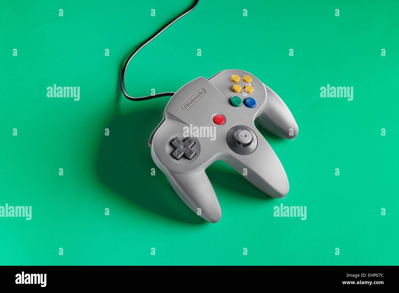 Un Nintendo 64 controller è visto in studio, 2014. (Adrien Veczan) Foto Stock