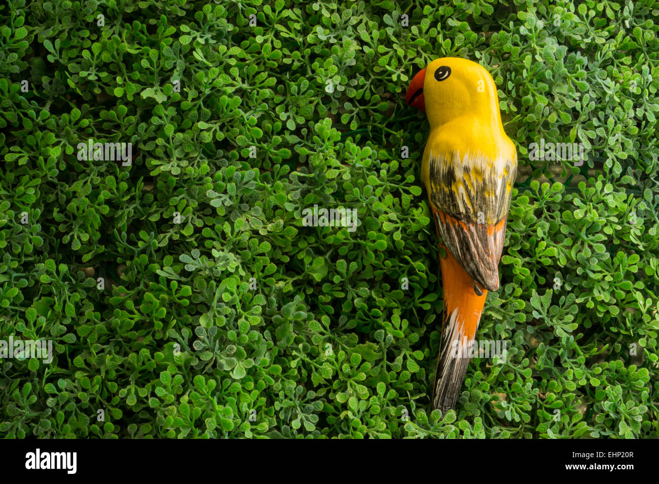 Ceramica di colore giallo il canto degli uccelli su un albero Foto Stock
