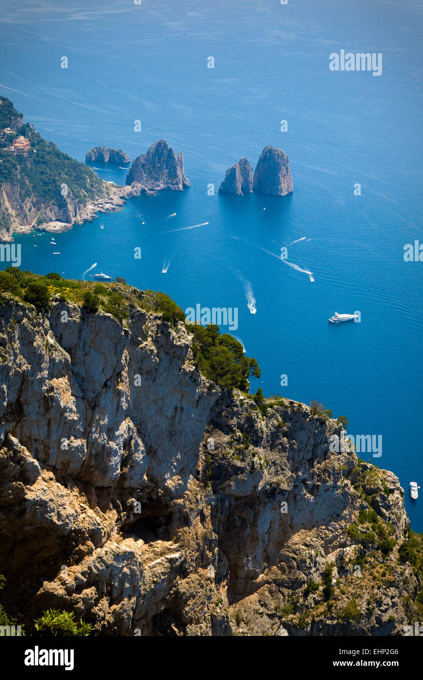 Viste mozzafiato sui Faraglioni dalla sommità del Monte Solaro, Capri, Baia di Napoli, Italia Foto Stock