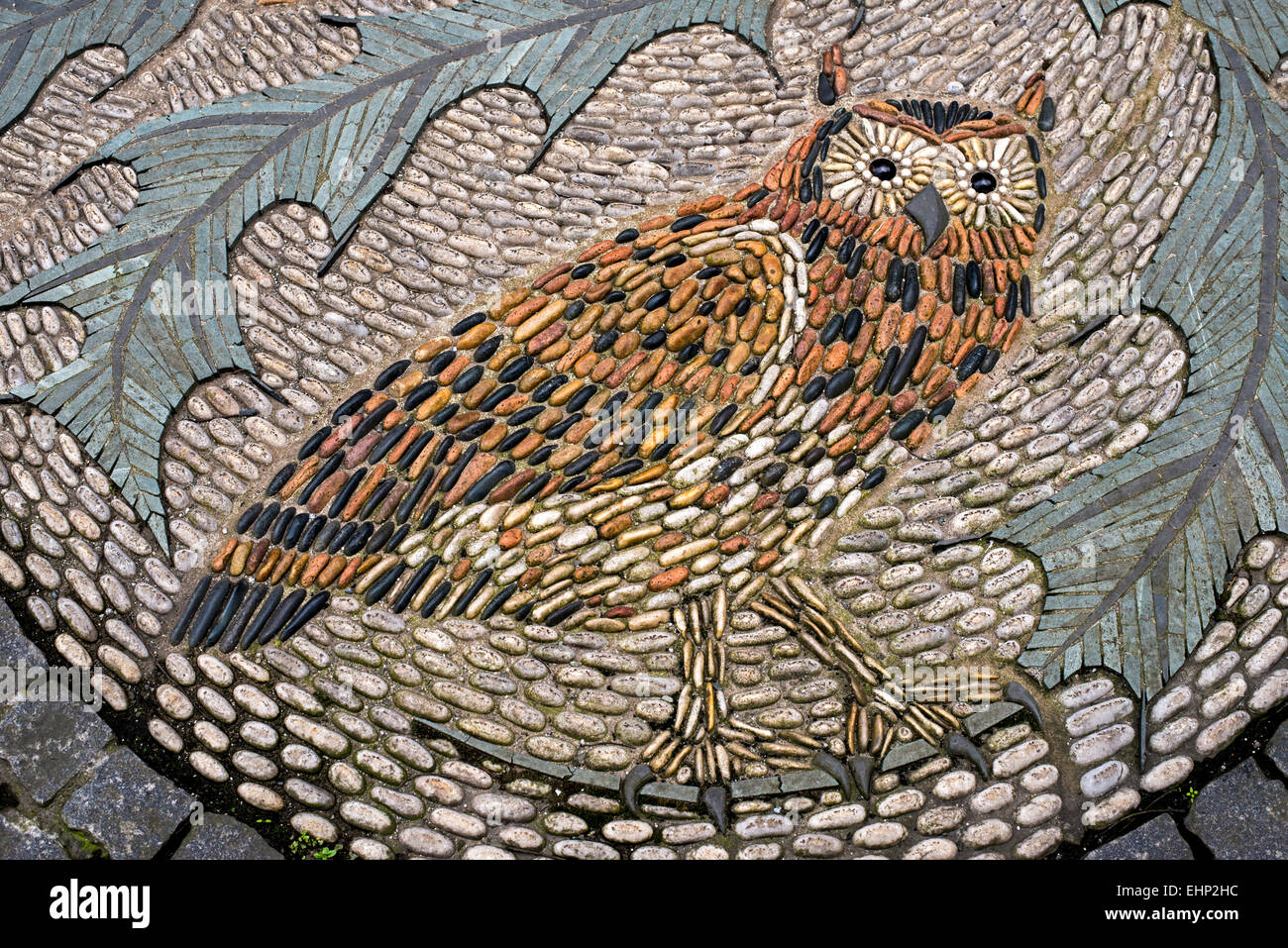 Un mosaico di ciottoli raffigurante un gufo in Queen Street, Edimburgo, Scozia, Regno Unito. Foto Stock