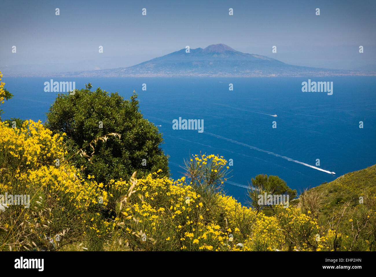 Splendide vedute del Vesuvio dalla sommità del Monte Solaro, Capri, Baia di Napoli, Italia Foto Stock