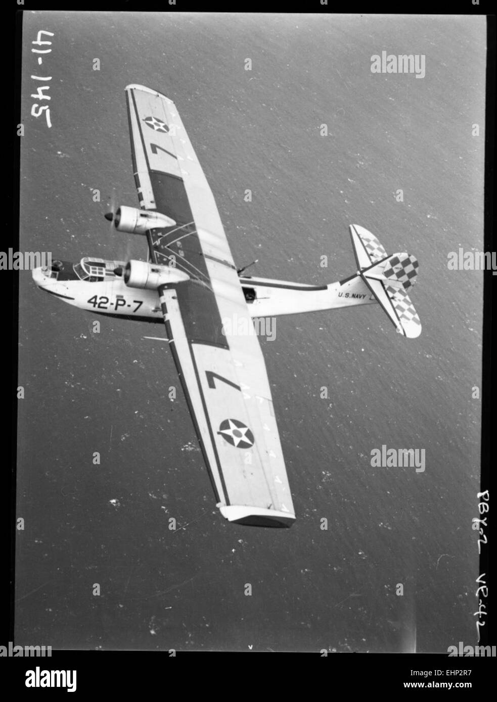 Il Consolidated PBY-2 Catalina, appartenente al VP-42, è mostrato in volo sopra l'Alaska. Questo velivolo anfibio fu utilizzato dalla US Navy per missioni di ricognizione e pattuglia durante la seconda guerra mondiale Foto Stock
