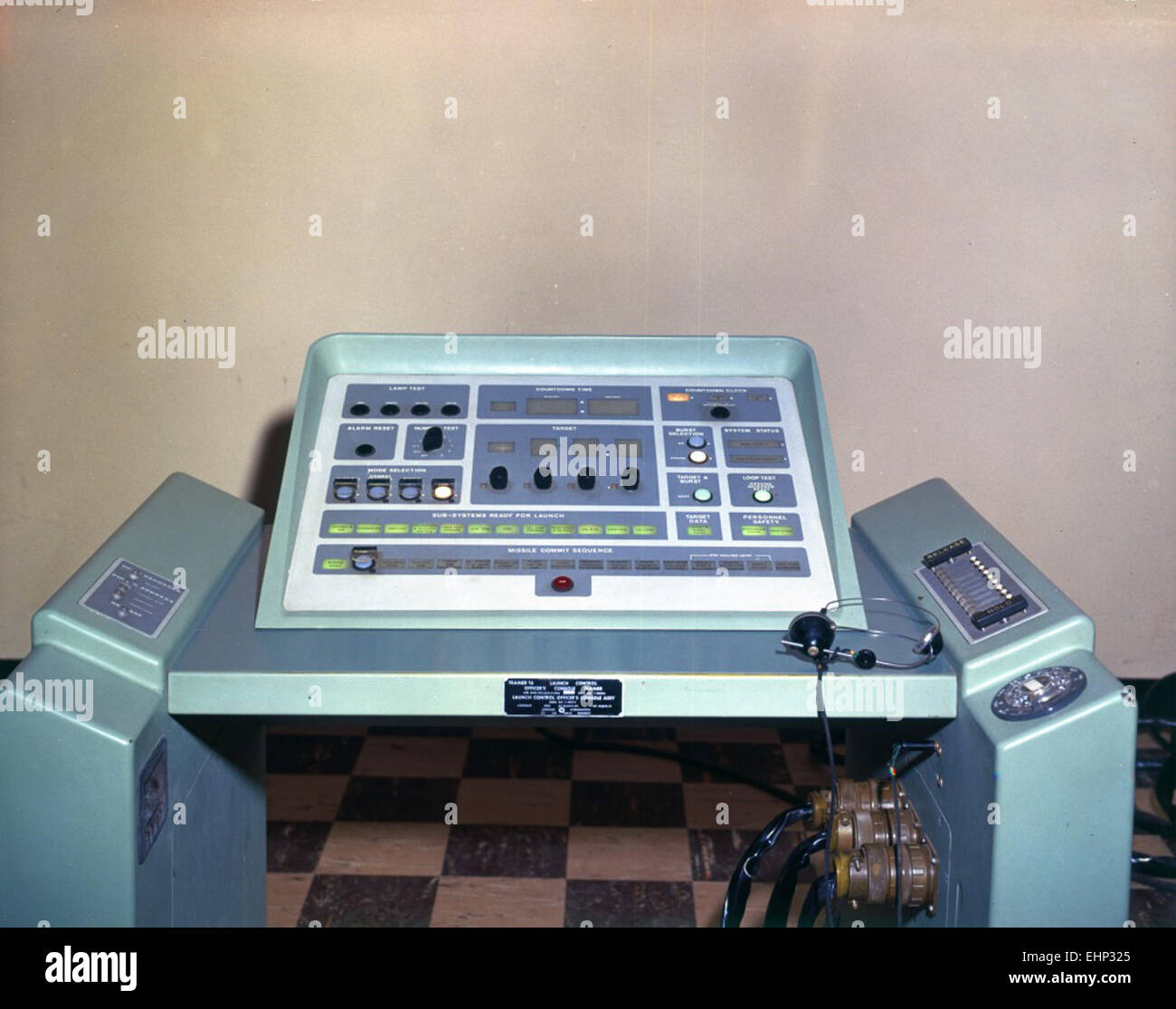 Questa fotografia del 22 giugno 1960 cattura l'addestramento missilistico alla Sheppard Air Force base, mostrando gli ufficiali di controllo alle console di lancio come parte delle operazioni missilistiche e dell'addestramento militare. Foto Stock