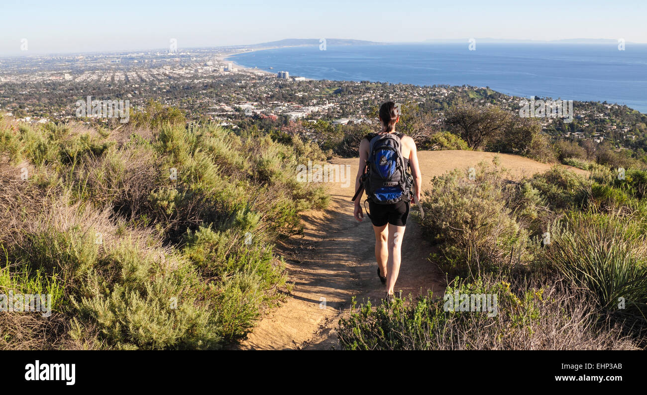 Escursionista sul Temescal Ridge Trail a cui si accede dal Gateway Temescal Park vede la Baia di Santa Monica Foto Stock