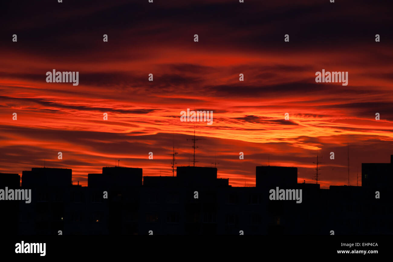 Rosso scuro Cielo di tramonto Foto Stock