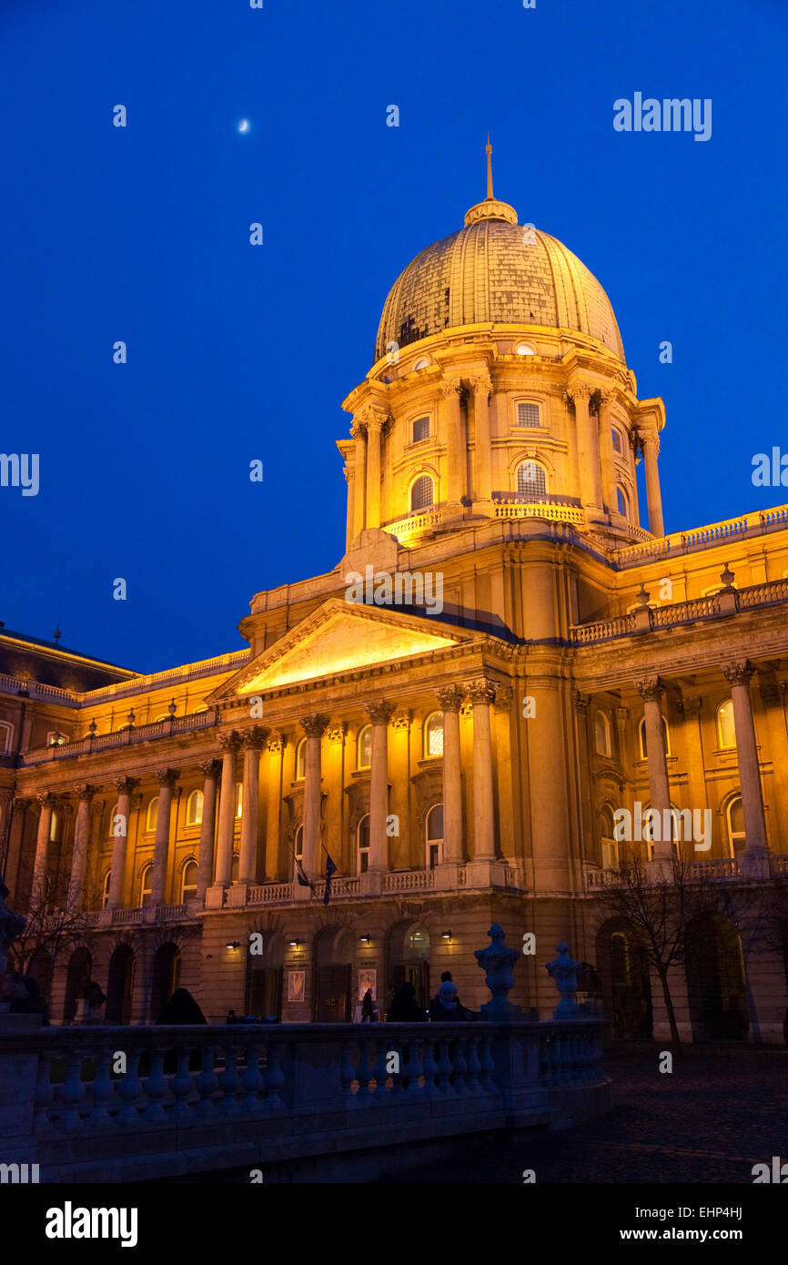 Il Castello di Buda o Budapest Palazzo Reale al tramonto, sulla Collina del Castello, Budapest, Ungheria Foto Stock