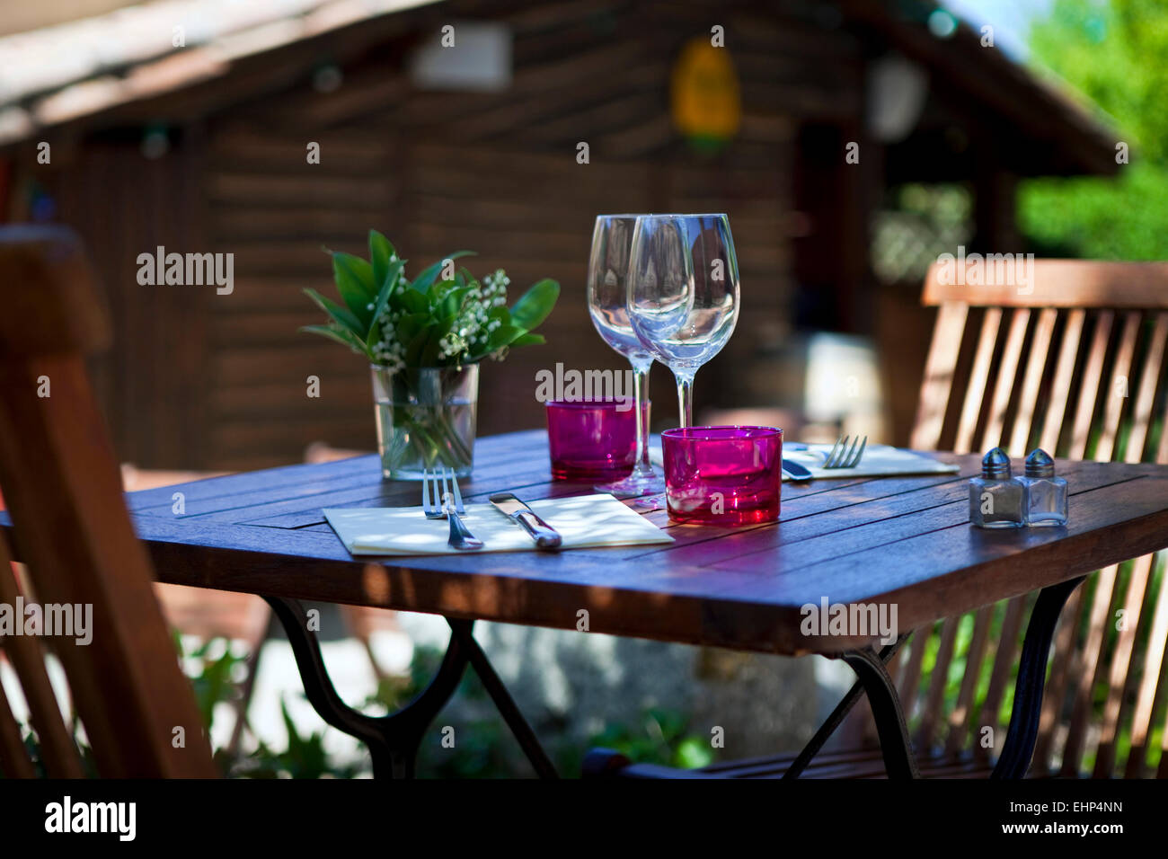 Tabella impostata sul terrazzo di un ristorante francese Foto Stock