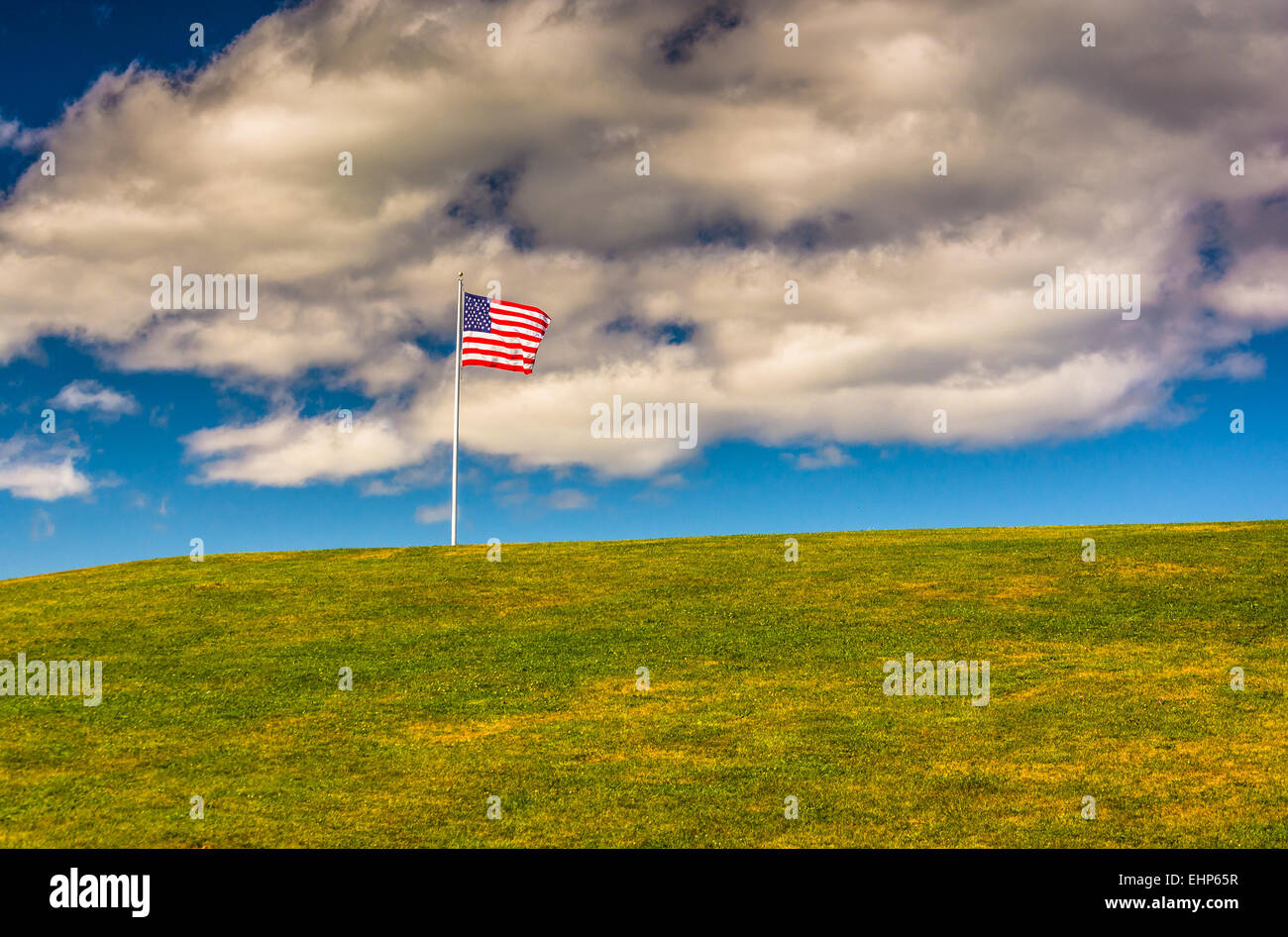 Bandiera americana e la collina a Fort Williams Park, Cape Elizabeth, Maine. Foto Stock