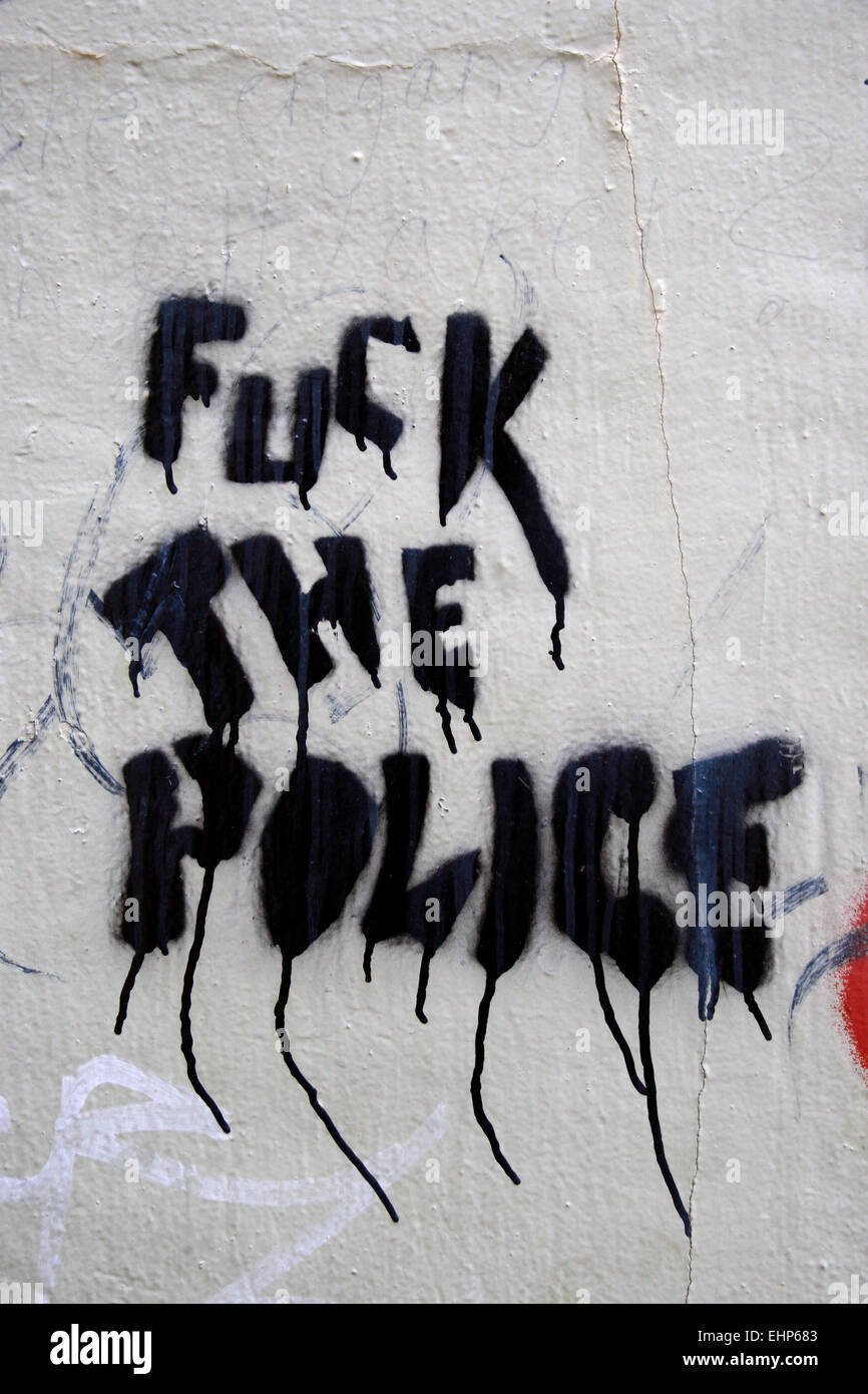Un graffiti indicando opposizione alla polizia. Foto Stock