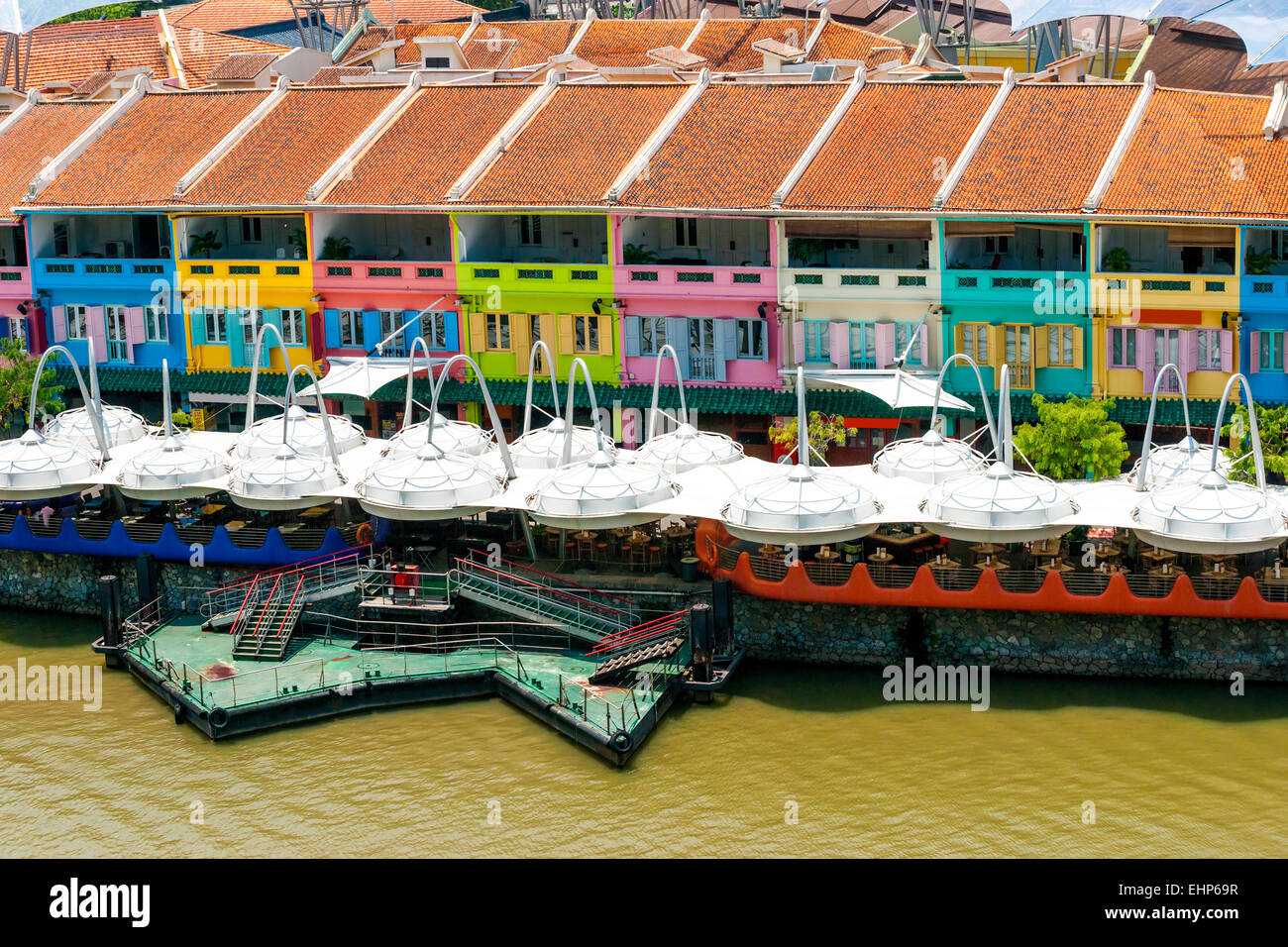 Colorata facciata di edificio in Clarke Quay, Singapore Foto Stock