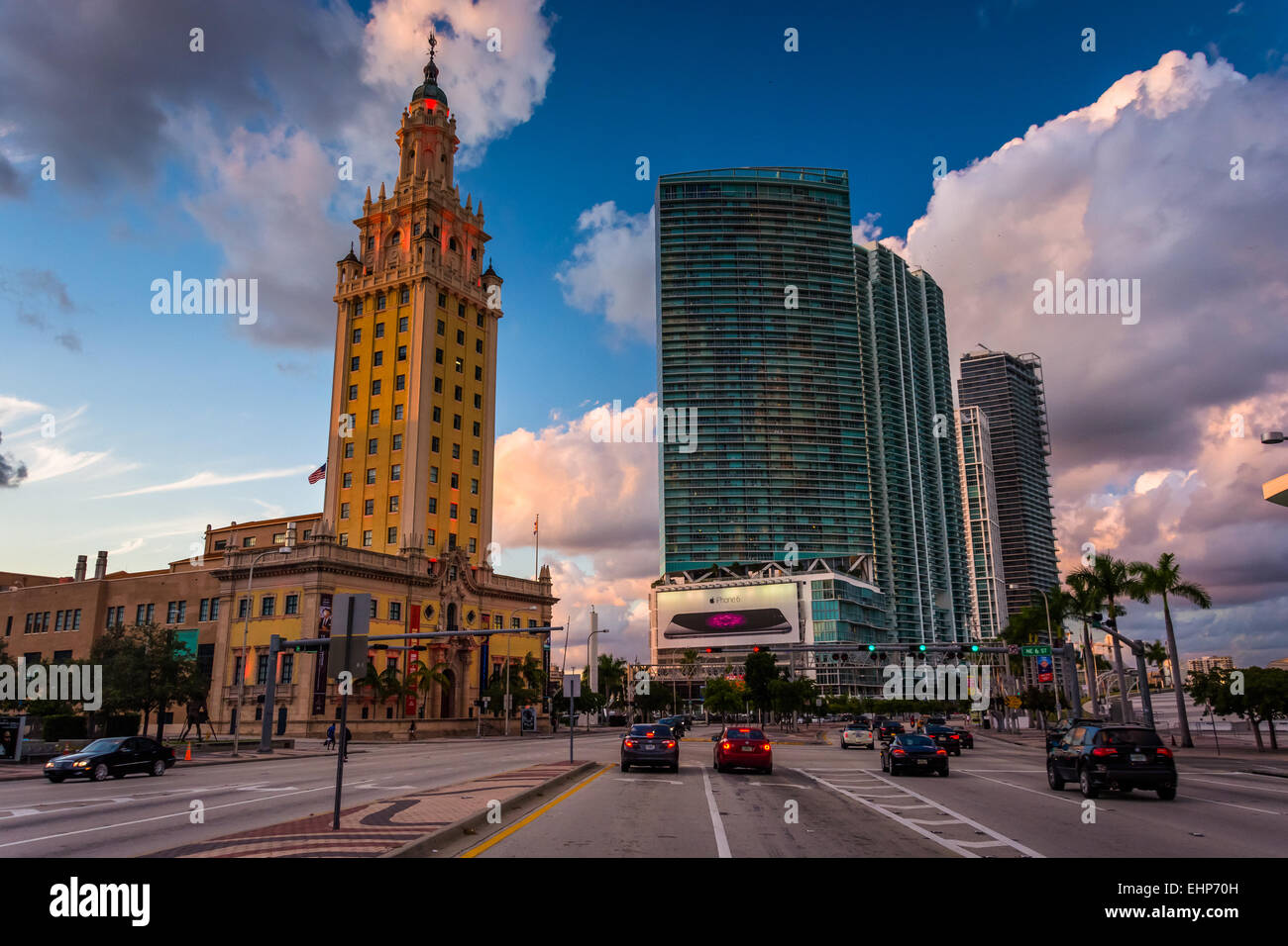 Biscayne Boulevard e la Freedom Tower al tramonto in downtown Miami, Florida. Foto Stock