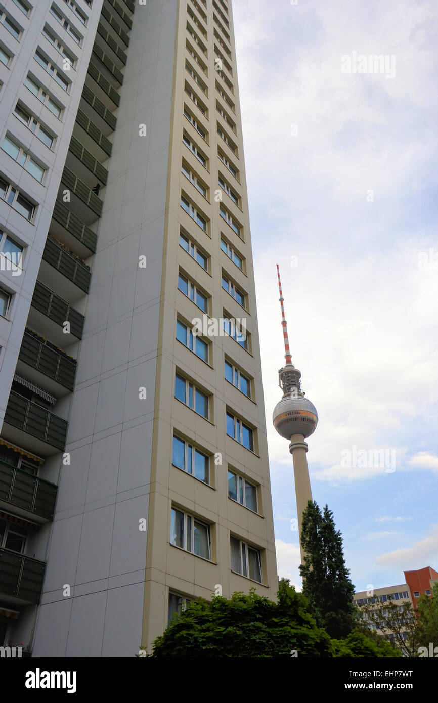 La torre della TV ed il grattacielo a Berlino Foto Stock